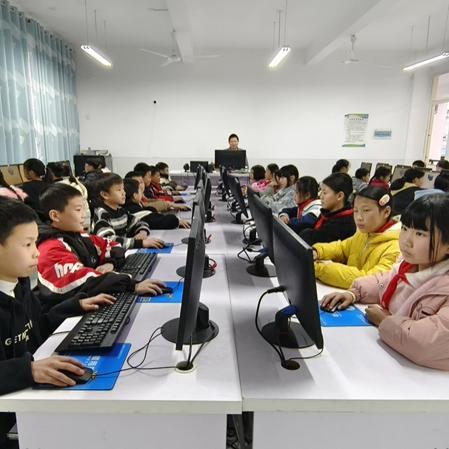 Sun Haiqing của Jiangsu Jutian đã trao quyền cho giáo dục quê hương thông qua quyên góp máy tính như thế nào?
